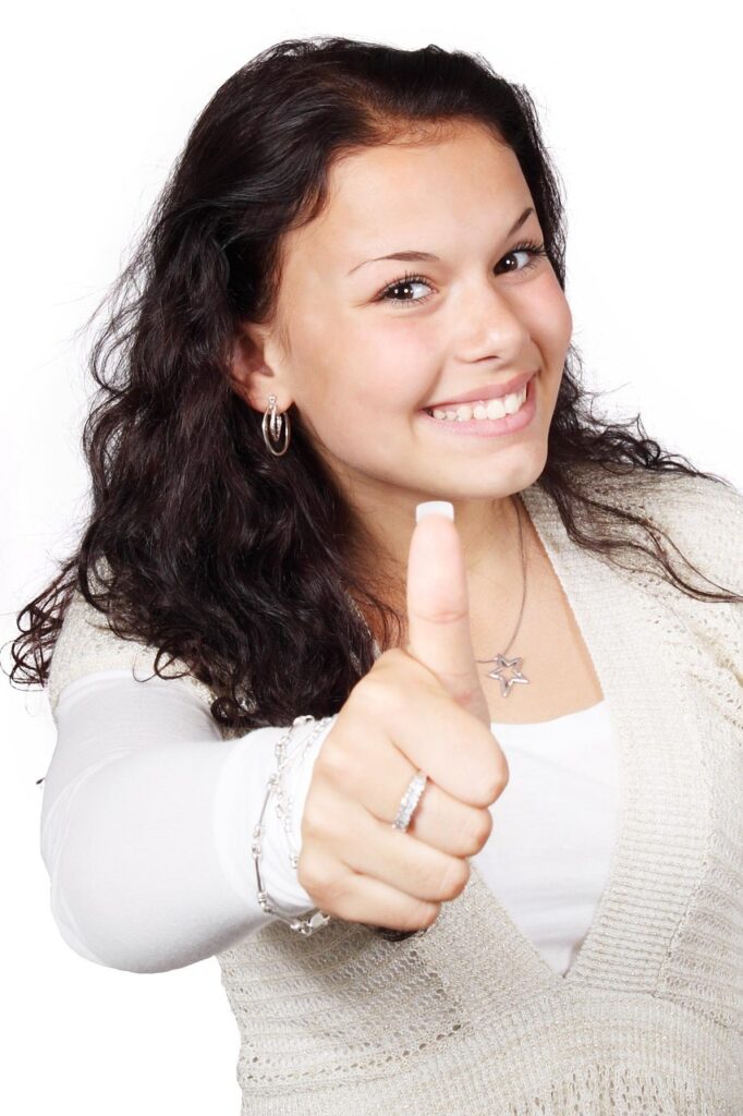 Cliente Fazendo sinal de positivo pelo serviço de mudança comercial