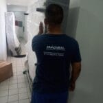 Profissionais embalando moveis com plastico bolha durante mudanca em Moema SP