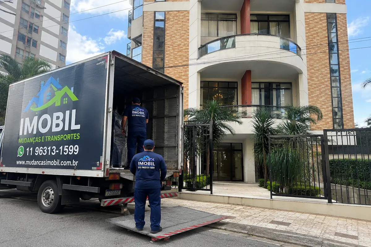 Equipe da Imobil Mudanças realizando descarregamento em condomínio residencial durante mudança em Santo André